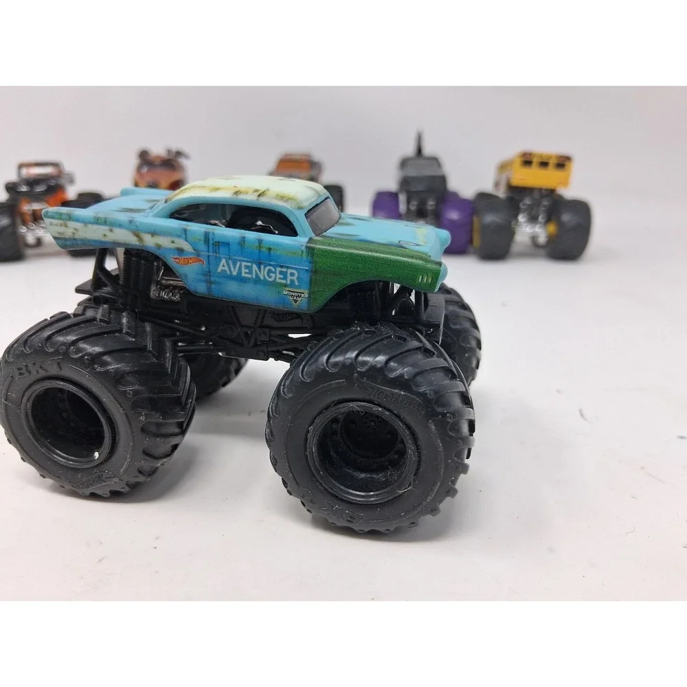 1:64 monster jam monster truck Lot of 8